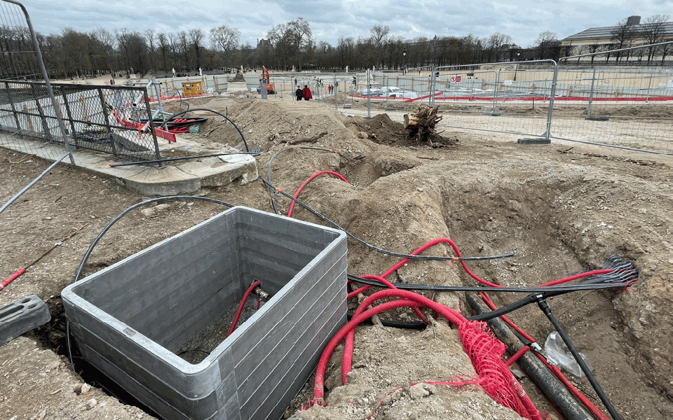 Rénovation du Jardin des Tuileries : 2 chambres modulaires en composite installées en face du musée du Louvre