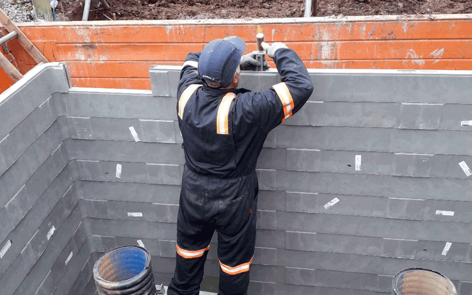  Q: Which types of projects benefit most from the D400 composite cover?