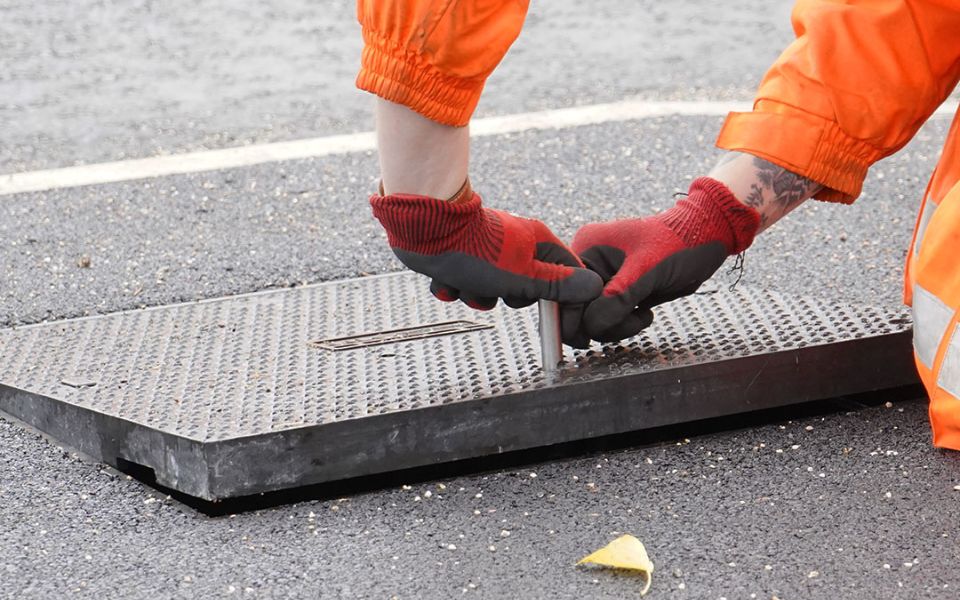Access Cover Locking Options Slider 4